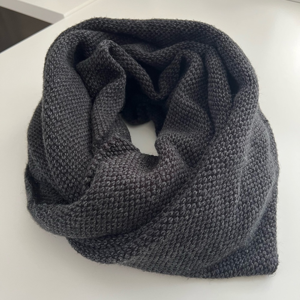 Women’s H&M charcoal/black chunky infinity scarf